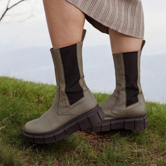 Free People x Alohas Lugged Platform Chelsea Pull On Leather Boots - Picture 1 of 10